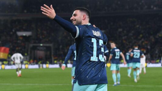 لاعبي ألمانيا وغانا يتنافسون على الكرة في مباراة ودية مثيرة