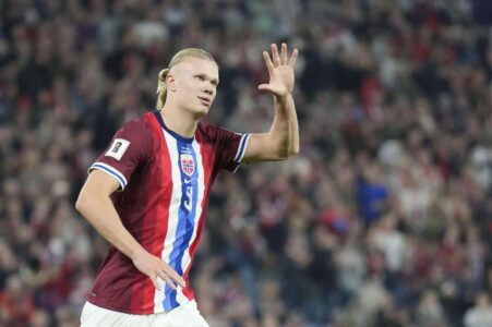 إيرلينج هالاند يحتفل بهدف في تصفيات كأس العالم 2026