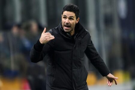 ميكيل أرتيتا مدرب أرسنال يتحدث إلى لاعبيه بعد الخروج من كأس الاتحاد الإنجليزي