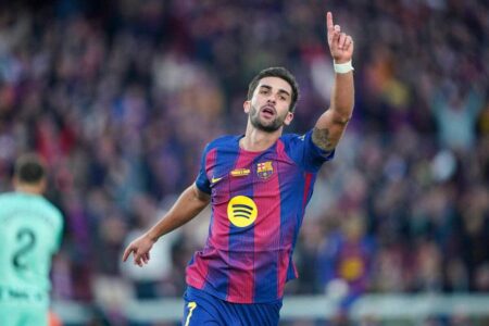 لاعبي برشلونة واسبانيول يتنافسون في ديربي كتالونيا