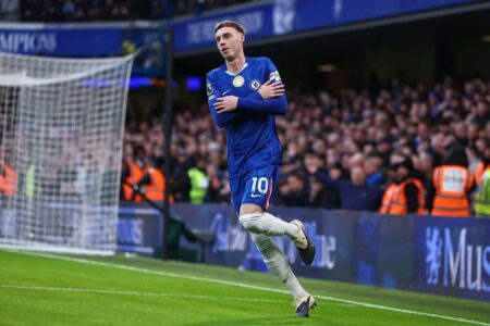 كول بالمر لاعب تشيلسي يبتسم في ملعب ستامفورد بريدج