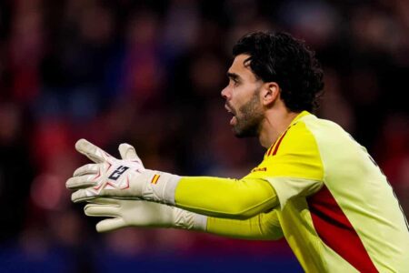 ديفيد رايا حارس مرمى أرسنال يتصدى لكرة خلال مباراة في دوري أبطال أوروبا.