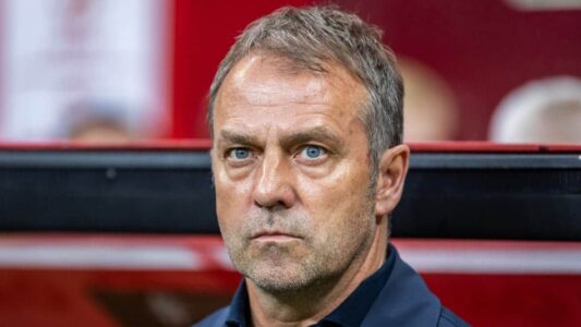 هانسي فليك مدرب برشلونة يعبر عن غضبه من قرارات الفار بعد مباراة أتلتيكو مدريد.