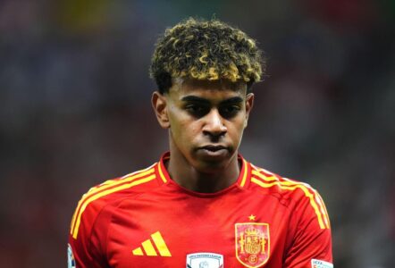 لامين يامال لاعب برشلونة مصابًا في أوتار الركبة