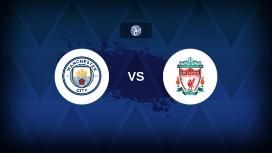 لاعبو مانشستر سيتي وليفربول يتنافسون على الكرة في مباراة حاسمة