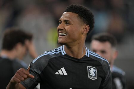 أولي واتكينز يحتفل بهدف لأستون فيلا في مباراة الدوري الأوروبي ضد بولونيا.