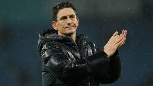 لاعبون يتنافسون على الكرة في مباراة بالدوري الإنجليزي الممتاز