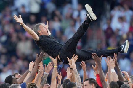 شعار باريس سان جيرمان في دوري أبطال أوروبا 2025/26 مع كأس البطولة