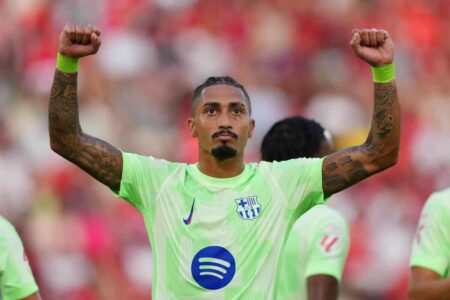 رافينيا لاعب برشلونة يعبر عن غضبه بعد مباراة أتلتيكو مدريد في دوري أبطال أوروبا