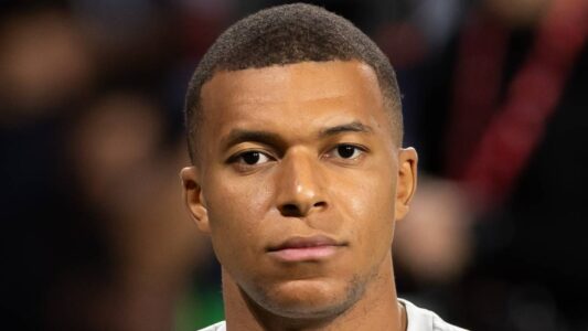 لقطة من مباراة ريال مدريد وجيرونا تظهر لاعبين يتنافسون على الكرة في ملعب سانتياغو برنابيو.