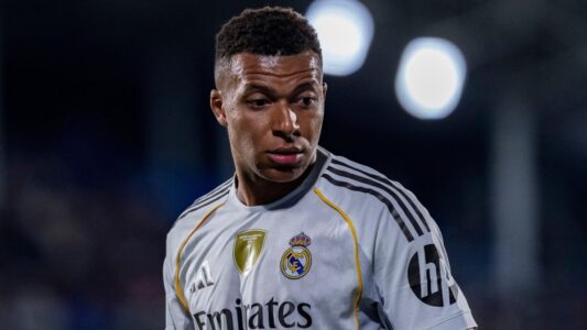 لاعبي ريال مدريد يحتفلون بهدف في مرمى ريال مايوركا خلال مباراة الليغا