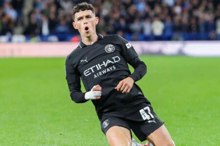 توماس توخيل يتحدث مع فيل فودين في تدريبات منتخب إنجلترا