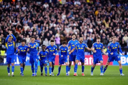 لاعبي ليدز يونايتد يحتفلون بالفوز على وست هام يونايتد في كأس الاتحاد الإنجليزي بعد ركلات الترجيح.