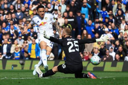 لاعبي وولفرهامبتون يغادرون الملعب بعد خسارة قاسية في الدوري الإنجليزي